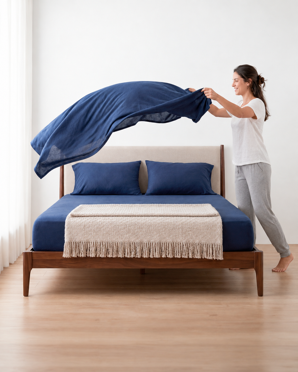 Cena ilustrativa com jogo de cama azul e manta Decolab